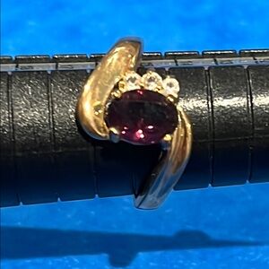 *Elegant Gold and Purple Women's Ring